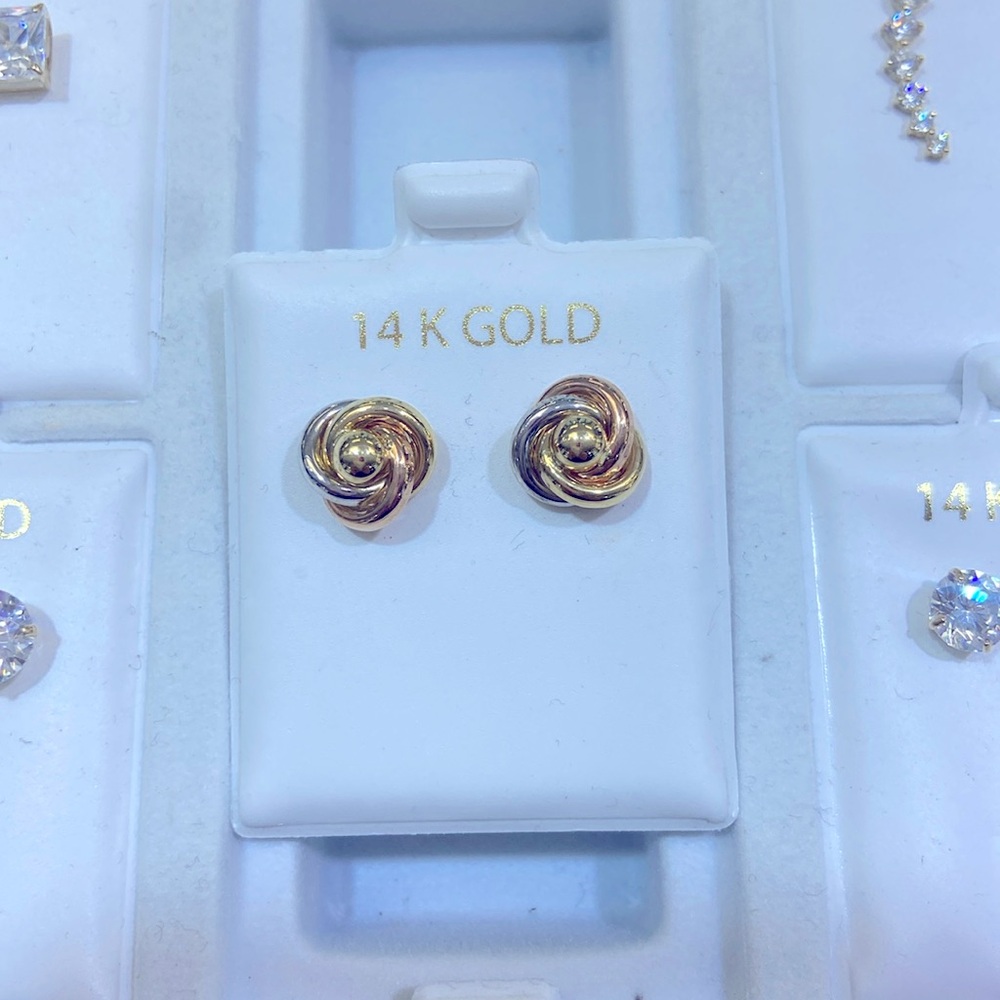 14KT - Tricolor gold studs earrings.